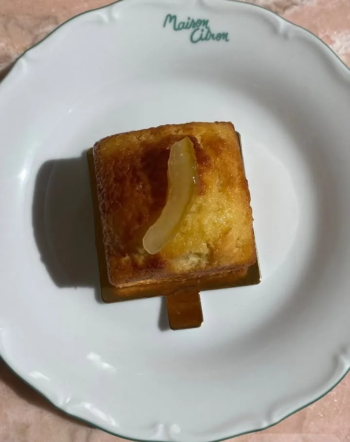 Cake au citron glacé, écorce confite.