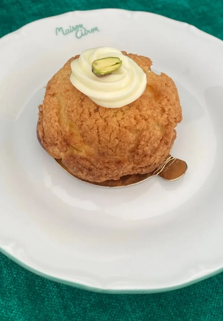 Chou à la fleur d'oranger, crème et pistache.