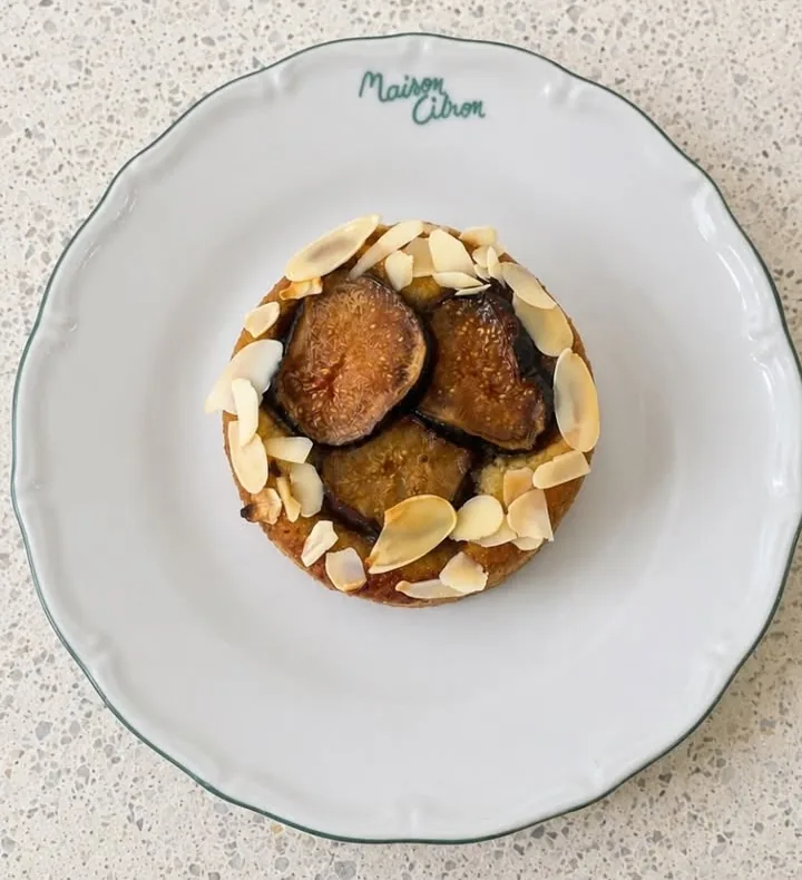 Tarte aux figues et crème d'amande, amandes effilées, vue de dessus sur terrazzo.