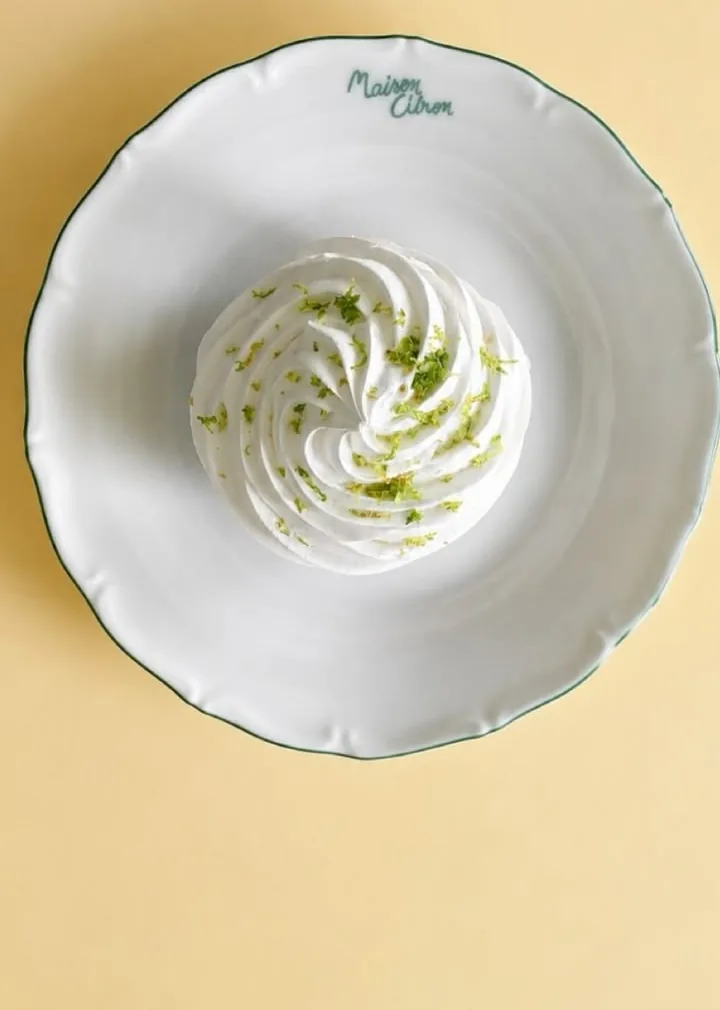 Tarte au citron, meringue et zestes de citron vert.